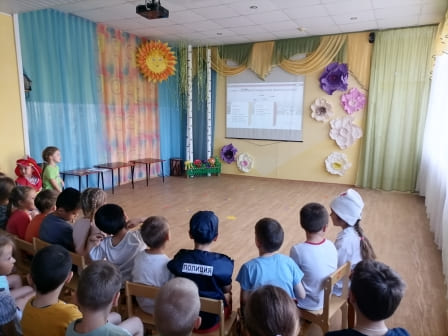Просмотр презентации детьми подготовительных к школе групп